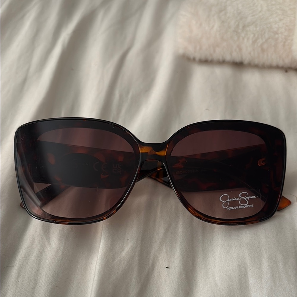Jessica Simpson Brown Sunglasses with Tortoiseshell Design